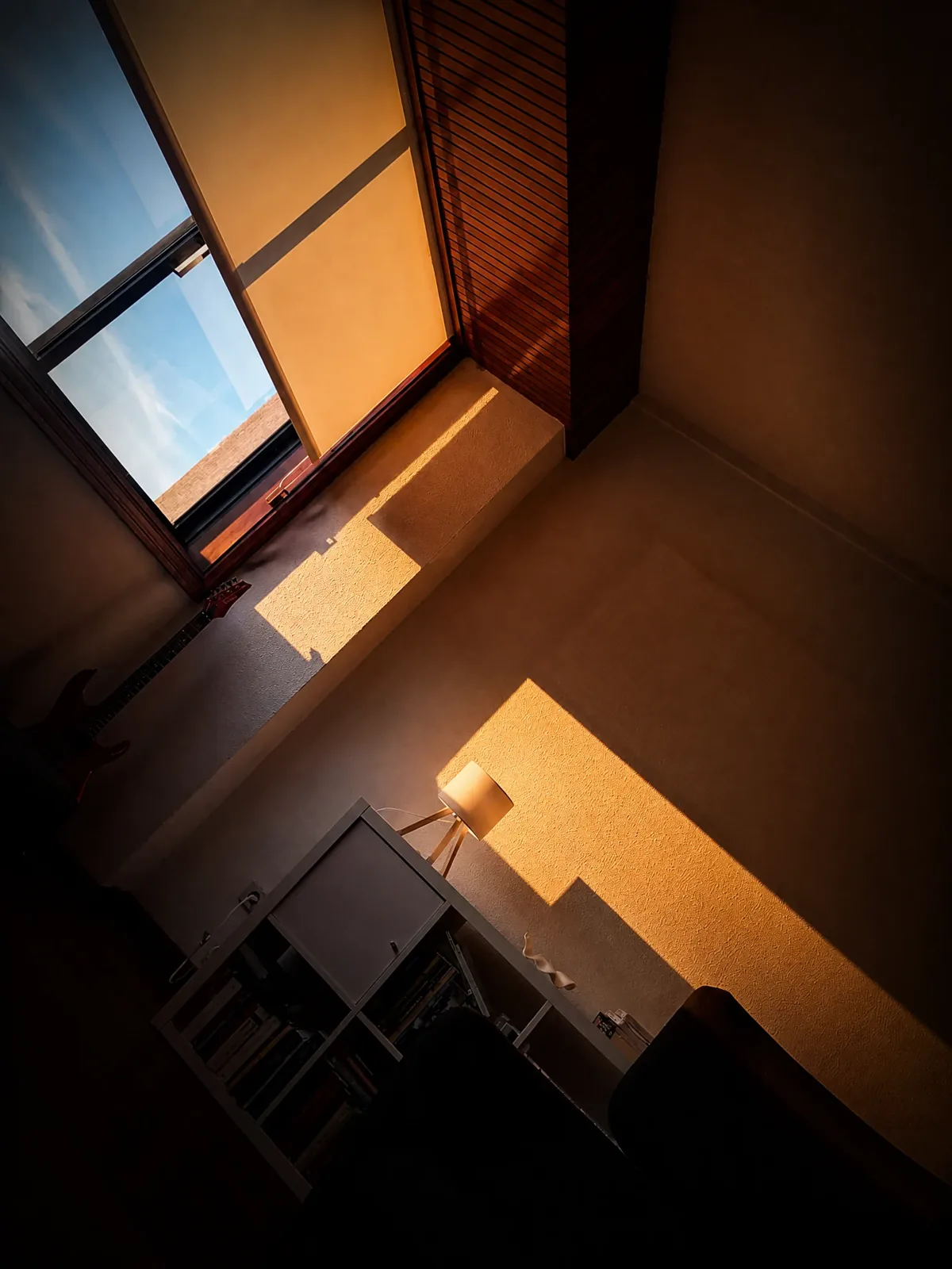 Interior do consultório de psicanálise no Porto, com luz natural